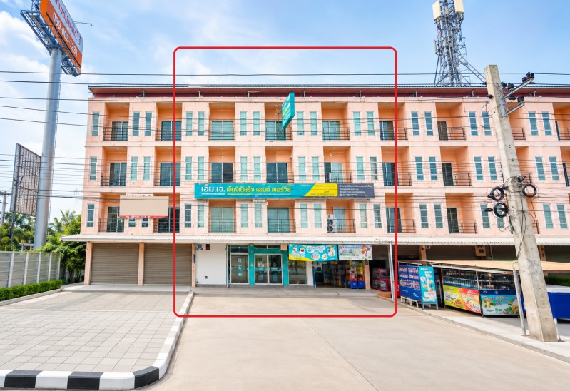 รีโนเวทให้ใหม่ ด้านหน้านิคม ปิ่นทอง2 10ม.รพ.สมิติเวช ศรีราชา ให้เช่าขาดทุน 3คูหา 4ชั้น  ใกล้ท่าเรือ แหลมฉบัง  เจ-ปาร์ค ศรีราชา