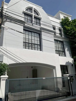 ให้เช่า ทาวน์โฮม 4 ชั้น (Renovateใหม่) ซอยเอกมัย 12 ใกล้โรงเรียนเอกมัยอินเตอร์ โทร 095-164-2956 
