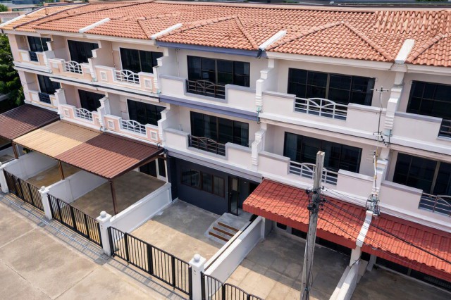 รพ.รามคำแหง2 1.9 กม.ปั๊มพีทีสะพานสูง1 บางจาก ทาวน์โฮม 3ชั้น 5นอน ใกล้รพ.MRTสีส้ม ราษฎร์พัฒนา 1.9กม. 5น้ำ 20ตร.ว. 240ตร.ม.