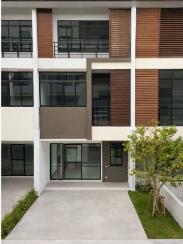 เพชรเกษม 69 ใกล้ Victoria Garden 500 ม. และ Big C เพชรเกษม 800 ม.ทาวน์โฮม 3 ห้องนอน 3 ห้องน้ำ