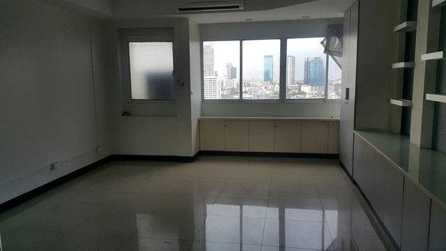 ให้เช่า สำนักงาน - กรุงเทพ ใกล้กับ บีทีเอสสถานีเอกมัย 12500 บาทต่อเดือน