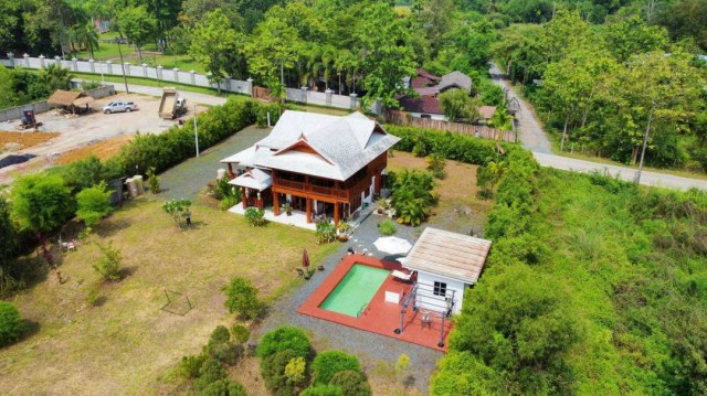 โซนสันทราย ลดราคาพิเศษเหลือเพียง 12.5 ล้าน #บ้านไม้สักทองล้านนาร่วมสมัย บนที่ดินกว่า 2 ไร่ 51.6 ตร.วา เป็นส่วนตัวสูง เหมาะสำหรับอยู่อาศัย