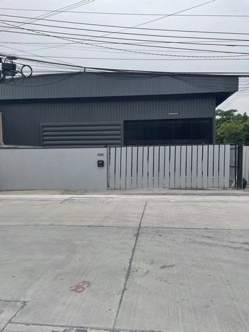 ให้เช่าโกดังใกล้สุวรรณภูมิและนิคมลาดกระบัง   กรุงเทพกรีฑาตัดใหม่ ย่านสะพานสูง พื้นที่ใช้สอย 560 ตร.ม.มีออฟฟิศ และ บ้านพักพนักงาน   