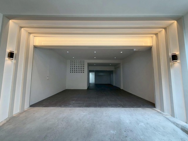 P2297 ขายทาวน์โฮม 4.5 ชั้น โครงการ Prominent Place (โพรมิเน็นท์ เพลส) พร้อมลิฟต์ ส่วนตัว สุขุมวิท101 หน้าบ้านทิศตะวันออก