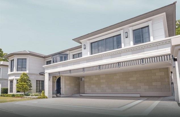 HS 1894 ขายบ้านเดี่ยวสุดหรู 554 ตรม. นาราสิริ กรุงเทพกรีฑา ถนนศรีนครินทร์ ร่มเกล้า