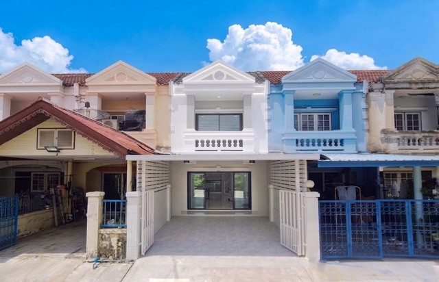 หมู่บ้านลภาวัน1 ทำเลบางบัวทอง  หน้าบ้านไม่ชนใคร  ตรงข้ามสวนสาธารณะ ติดถนนใกล้รถไฟฟ้า2 สถานี