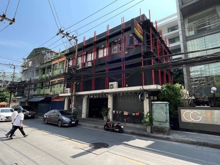 ขายด่วน อาคารพาณิชย์ 3 คูหาติดกัน ทำเลทอง ซอย สุขุมวิท 22 095-164-2956 pui