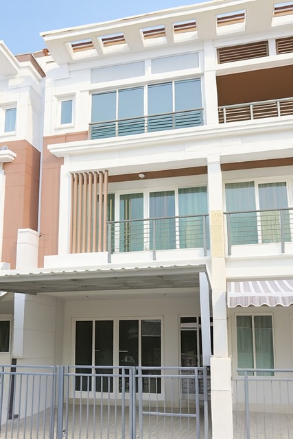 เดอะซีน ทาวน์ อิน ทาวน์ รัชดา เหม่งจ๋าย บ้านกลางเมือง 3 ชั้น สไตล์หรู 4 นอน  ประชาอุทิศ 