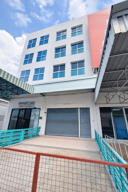 ตลาดตะวันนา 450ม. แฮปปี้แลนด์ 600ม.  คลินิก  ถนนลาดพร้าว 115-119 เดอะมอลล์ บางกะปิ 450 ม. อาคารพาณิชย์ 3.5ชั้น ให้เช่า 2-3นอน 3ห้องน้ำ  