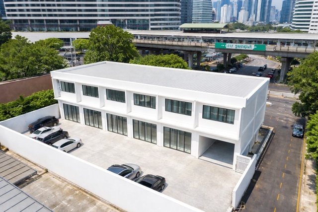 ใกล้รร.กรุงเทพคริสเตียน 2 กม. BTS สุรศักดิ์ 300 ม. 4 นอน 4 น้ำ 820 ตร.ม.โกดัง 2 ชั้น 6 คูหา รีโนเวทใหม่ 