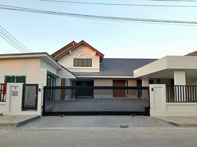 ขายโฮมออฟฟิศขนาดใหญ่ 179 ตร.วา ทำเลคุณภาพ หมู่บ้านเมืองเอก3 ใกล้ ม.รังสิต ใกล้มหาวิทยาลัย ตลาด สนามบิน และห้างสรรพสินค้า พร้อม 8 ที่จอดรถ