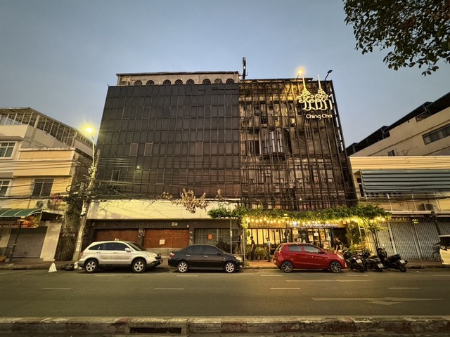 ขายอาคารพาณิชย์ 5 ห้อง 4 ชั้น ติดถนนหน้าลานคนเมือง เสาชิงช้า วัดสุทัศน์  เหมาะทำโรงแรม โฮสเทล ภัตตาคาร สำนักงาน
