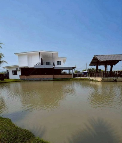 โซนแม่ริม ให้เช่า 30,000 บาท/เดือน วิวทะเลสาบและภูเขา พร้อมเฟอร์นิเจอร์ครบ บรรยากาศธรรมชาติสุดสงบ รายล้อมด้วยทุ่งนา และลำธาร #รับสัตว์เลี้ยง