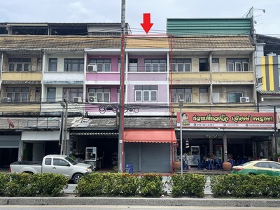 ขายพร้อมผู้เช่า อาคารพาณิชย์ 3.5 ชั้น ติดถนนใหญ่ต้นถนนแพรกษา 18 ตร.ว. ผังเมืองสีน้ำตาล ย.8