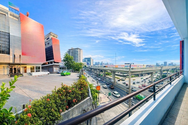  อาคาร 6 ชั้นหลังมุม BTS สำโรง 200 ม. อาคารพาณิชย์ 5นอน ติดถนนสุขุมวิท เทพารักษ์  22 ตร.ว.พร้อมที่จอดรถส่วนตัว 5 คัน