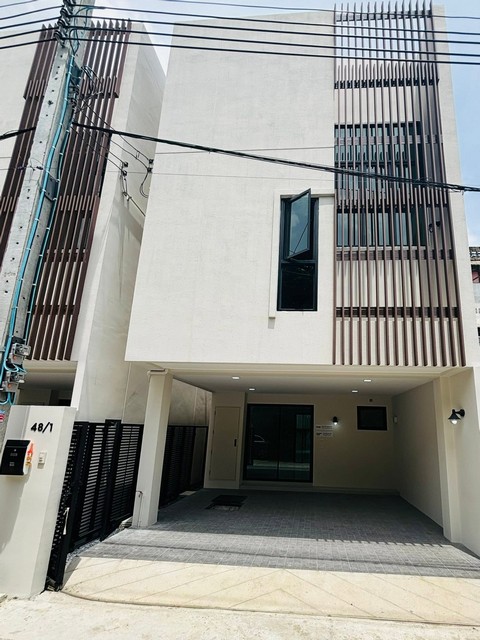 ให้เช่าทาวน์โฮม 3 ชั้นสไตล์โมเดิร์น Oak House สุขุมวิท 101-1 ใกล้ BTS อุดมสุข & True Digital Park