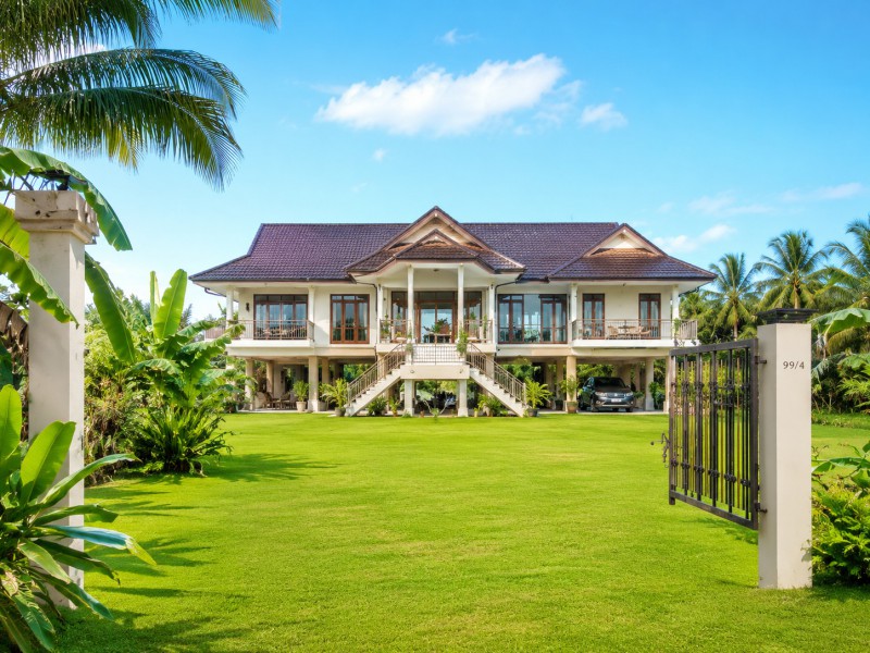 วัดเขาศรีวิชัย รร.บ้านท่าอิฐ  1 กม.บางโพธิ์ สุราษฎร์ธานี AIRBNB บนที่ดิน 3 ไร่ คฤหาสน์หรู 3นอน 3น้ำ 189 ตร.ม.