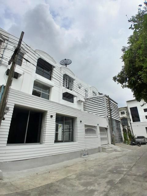 ขายทาวน์เฮ้าส์3ชั้น2คูหา 700ตร.มย่านถนนพระราม9ซอย11เข้า-ออกสะดวกเข้าซอยไม่ลึก