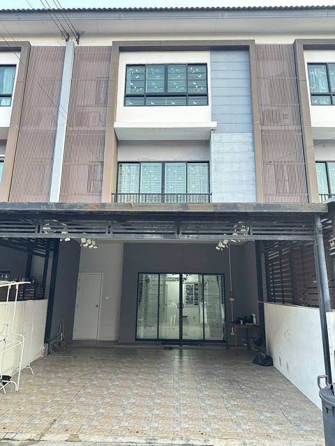 ให้เช่าทาวน์โฮม 3 ชั้น 4 ห้องนอน โครงการ เดอะ คอนเนค อัพ 3 ลาดพร้าว 126 The Connect UP 3 Ladprao 126 ใกล้ The Mall บางกะปิ 