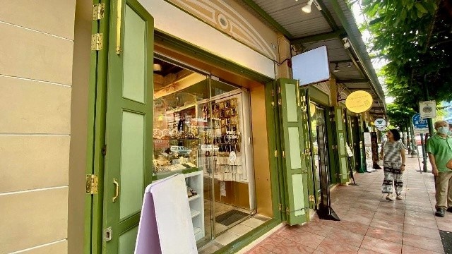 MRTวัดมังกร 999ม. สำเพ็ง แยกราชวงศ์ ทำเลทอง ติดถนนใหญ่  ให้เช่าร้าน 2.5 ชั้น 242 ตร.ม.29 ตร.วา.