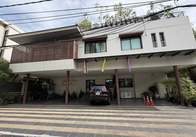 ให้เช่าบ้าน 2 ชั้น ซอยสุขุมวิท 24 ใกล้ห้าง Emporium ตกแต่งพร้อมเข้าอยู่  แขวงคลองตัน เขตคลองเตย,กรุงเทพมหานคร