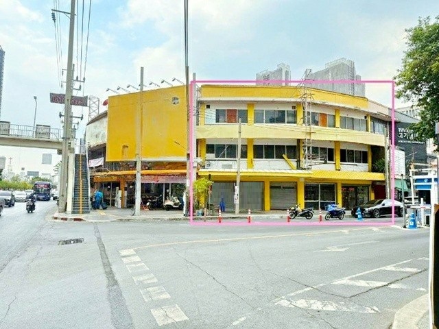 ใกล้ MRT สามย่าน 450 ม.พื้นที่ต่อชั้น 36 ตร.ว.144 ตร.ม.  ซ.จุฬา ติดถนนพระราม 4  ตึกแถวให้เช่า สามย่าน 2 นอน 5 น้ำ 