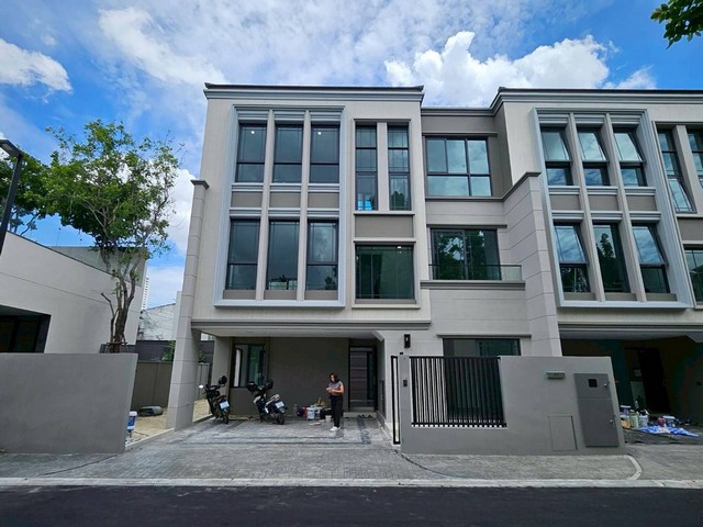 ให้เช่า ทาวน์โฮม Classe Ratchayothin ขนาด 41.6 ตร.วา พทชส 228 ตร.ม  3 ห้องนอน 4 ห้องน้ำ บ้านใหม่ 3 ชั้น วิวสวนและน้ำพุ ใกล้ BTS พหลโยธิน