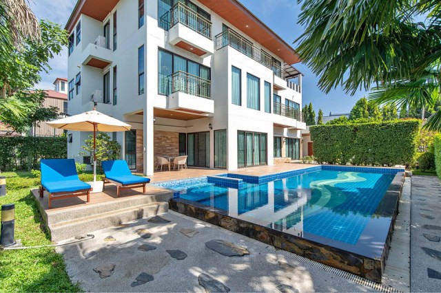 Pool Villa ให้เช่าคฤหาสน์หรู 3 ชั้น 6นอน พระราม9 Motorway ใกล้ม.นานาชาติแสตมฟอร์ด 240 ม.  6 น้ำ เฟอร์ เครื่องใช้ไฟฟ้าครบ ตลาดพัฒนาการ 1.1 กม