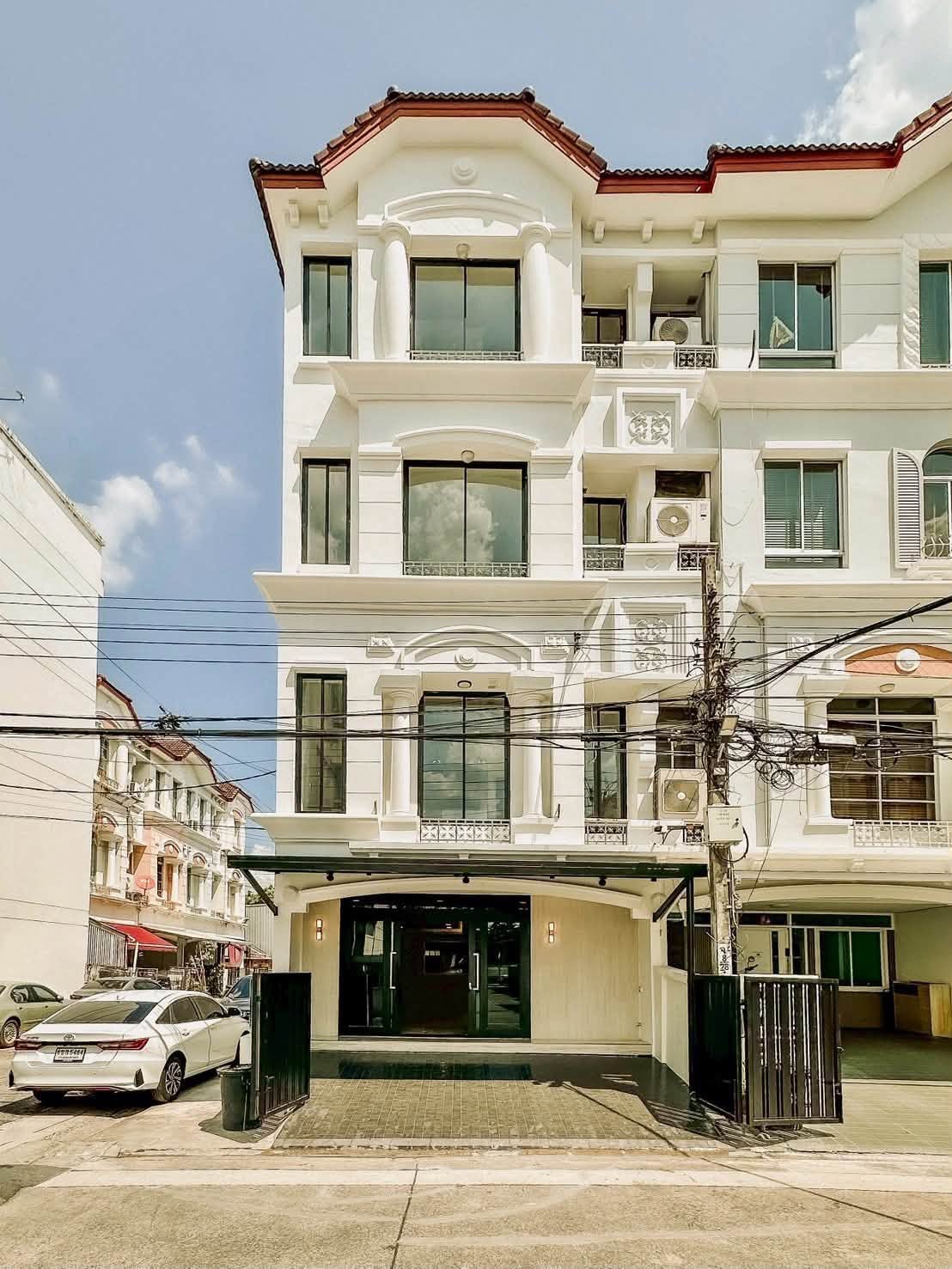ขายทาวน์โฮมออฟฟิศ 3 ชั้น 24 ตร.ว. บ้านกลางเมืองพระรามเก้า-ลาดพร้าว รีโนเวทใหม่