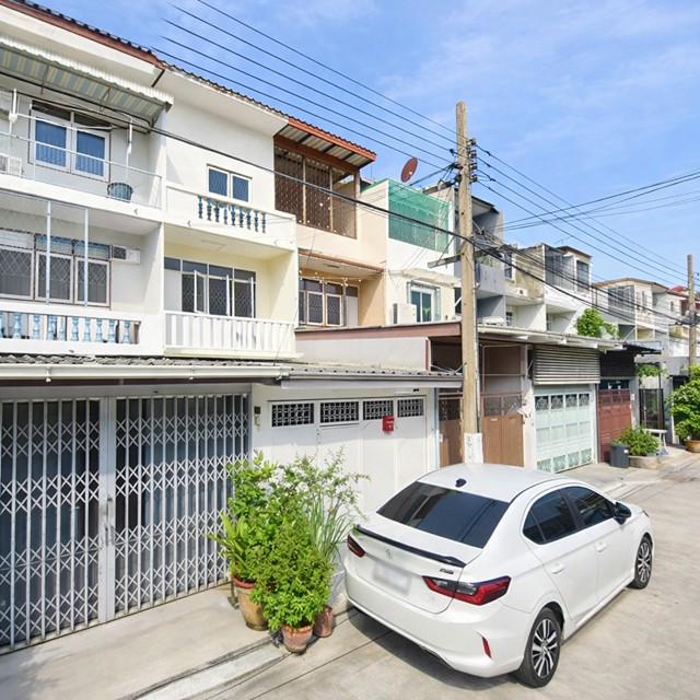 ถ.ลาดพร้าว104-113  รพ.เวชธานี 300 ม.ทาวน์เฮาส์ 3 ชั้น 3นอน 2น้ำ 18ตร.ว.แฮปปี้แลนด์ เดอะมอลล์บางกะปิ