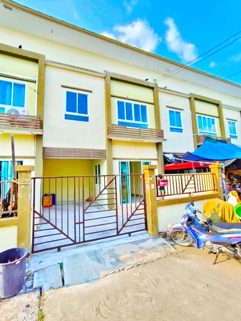  ใกล้วัดเอี่ยมประชามิตร 400 ม.20 ตร.ว. 160 ตร.ม.   รร.วัดแหลมฟ้าผ่า 1.8 กม.  WashXpress ซอยวัดใหญ่  ทาวน์เฮ้าส์ 2 ชั้น 3 นอน 2 น้ำ