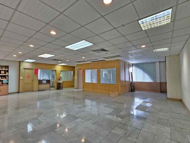 ขาย ออฟฟิศ Royal Castle Pattanakarn Condo พัฒนาการ 30 ขนาด 184 ตรม. 2 ห้องประชุม ทำออฟฟิศหรืออยู่อาศัยได้ ราคา 6,000,000 บาท