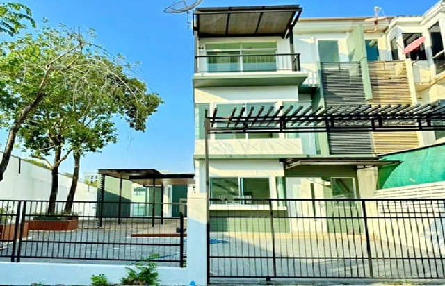 ทาวน์เฮาส์ 3 ชั้น หลังมุม 4 นอน 3 น้ำท่าข้าม พระราม2 บางขุนเทียน ใหญ่มากๆ 76 ตร.วา.  เซ็นทรัล พระราม 2 900 ม.  บิ๊กซี พระราม 2 600ม. 