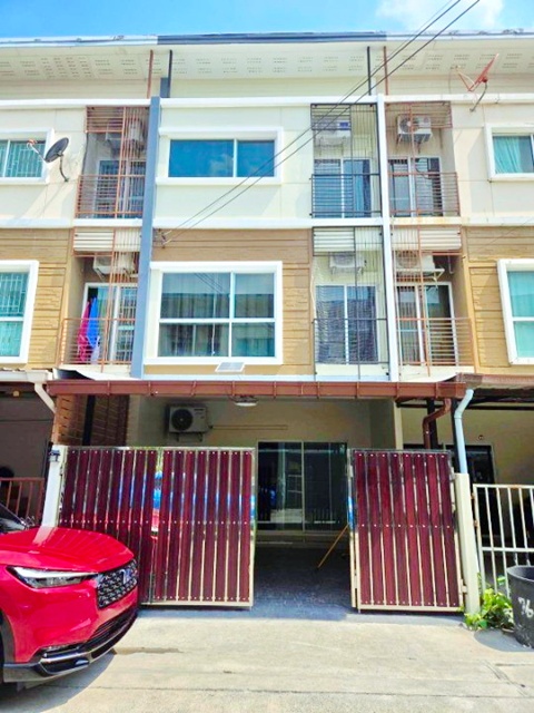 ทาวน์โฮม 3 ชั้น  3 นอน 3 น้ำ ใกล้ ธัญญะ ซิตี้ พัฒนาการ30-34  พาร์ค 900 ม. รีโนเวทใหม่ทั้งหลัง 20 ตร.วา.เฟอร์ฯ เครื่องใช้ไฟฟ้าครบ 