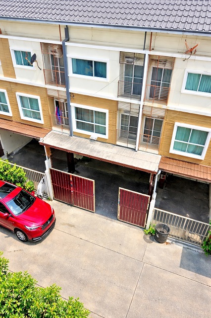 เฟอร์ฯ เครื่องใช้ไฟฟ้าครบ  ซิตี้ พัฒนาการ30-34ใกล้ ธัญญะ พาร์ค 900 ม. รีโนเวทใหม่ทั้งหลัง 20 ตร.วา.  ทาวน์โฮม 3 ชั้น  3 นอน 3 น้ำ 