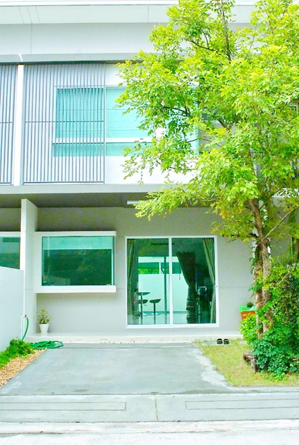 ทาวน์เฮ้าส์ 2 ชั้น  2 นอน 3 น้ำดีไซน์สไตล์โมเดริน์ 18 ตร.วา. 145 ตร.ม.พร้อมสวนส่วนตัว เฟอร์ฯบิ้วอินครบ  ใกล้ เอแบคบางนา 900 ม. 