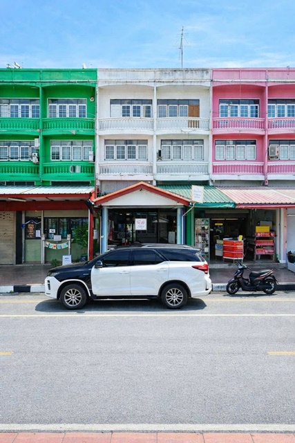  ตลาดไทรน้อย 1 กม. อำเภอไทรน้อย บิ๊กซี ไทรน้อย 3 กม.  อาคารพาณิชย์ 3 ชั้น 3นอน 1น้ำ  25 ตร.ว. 320 ตร.ม. 