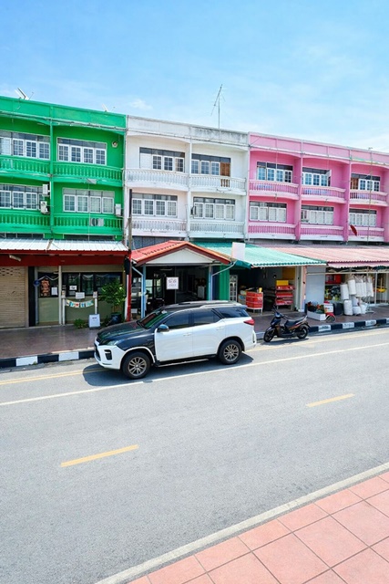 อำเภอไทรน้อย บิ๊กซี ไทรน้อย 3 กม.  อาคารพาณิชย์ 3 ชั้นฟังก์ชันครบ 3นอน 1น้ำ  25 ตร.ว. 320 ตร.ม.  ตลาดไทรน้อย 1 กม. 