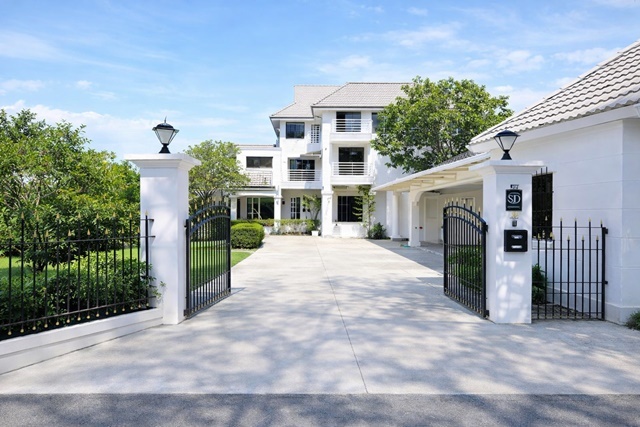 ใกล้สนามกอล์ฟนวธานี 300 ม.  Chocolate Ville300ม.  Motorway คฤหาสน์ 3ชั้น 4นอน 3น้ำ 200 ตารางวา 600ตร.ม.  ซอยเสรีไทย 57-61