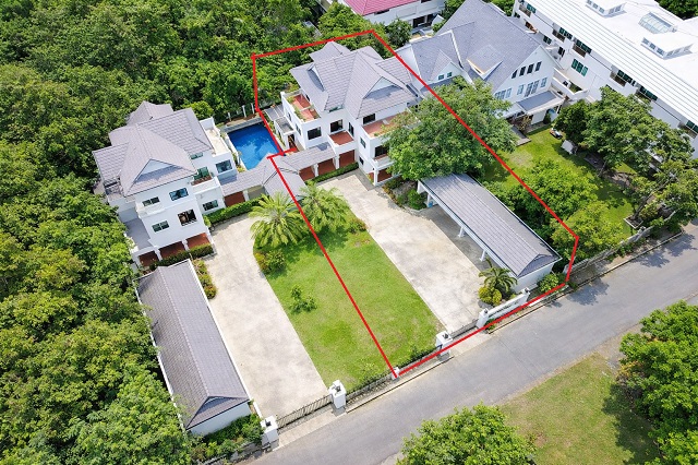 ซอยเสรีไทย 51-61 สนามกอล์ฟ 18 หลุม  4นอน ให้เช่าคฤหาสน์ 3ชั้น 200ตารางวา Chocolate Ville 2.1 กม. 1,200ตรม. 3น้ำ