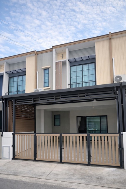 แอร์พอร์ตลิ้งค์ สุวรรณภูมิ ใกล้รพ.สิรินธร 2 กม.กิ่งแก้ว 31-39 ราชาเทวะ บางพลี  ทาวน์โฮม 2 ชั้น 3 นอน 2 น้ำ 