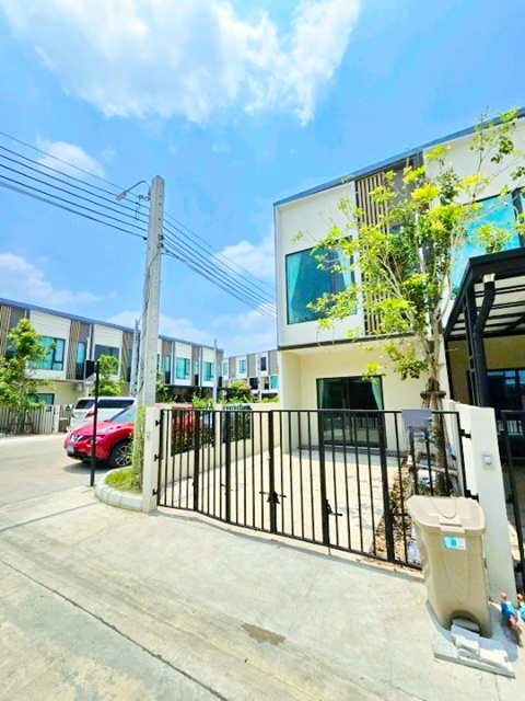 วัดคลองปลัดเปรียง 1.1กม. ทาวน์เฮ้าส์ 2ชั้น สนามกอล์ฟเมืองแก้ว1.7กม ให้เช่า 2นอน 2น้ำ เมกาบางนา 2 กม. ใกล้ตลาดบางแก้ว 1 กม.18ตร.วา. 145ตร.ม