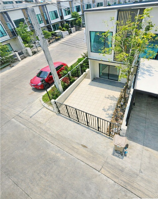 สนามกอล์ฟเมืองแก้ว1.7กม วัดคลองปลัดเปรียง 1.1กม.เมกาบางนา 2 กม. ใกล้ตลาดบางแก้ว 1 กม.18ตร.วา. 145ตร.ม  ทาวน์เฮ้าส์ 2ชั้น ให้เช่า 2นอน 2น้ำ 