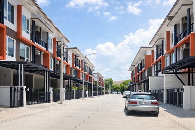 เลียบด่วน แยกนวลจันทร์ บุญถาวร เกษตร-นวมินทร์  3นอน Waterside Karaoke Restaurant 6แอร์ 3-4นอน ทาวน์โฮม 3 ชั้น  ใกล้ตลาดโพธิ์สุวรรณ 400 ม.