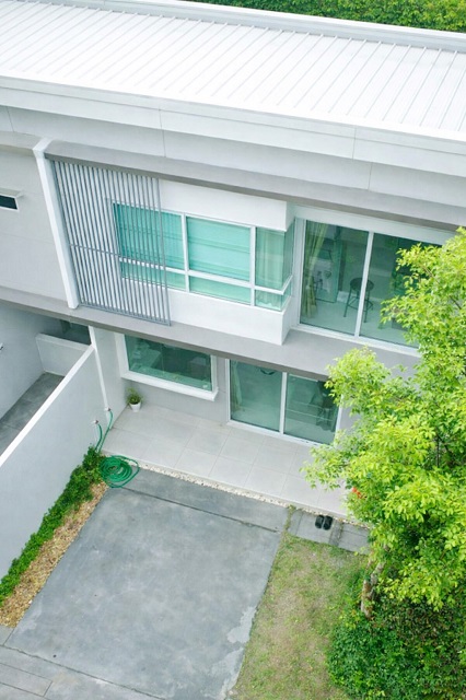 พร้อมสวนส่วนตัว เฟอร์ฯบิ้วอินครบ ใกล้ เอแบคบางนา 900 ม. ทาวน์เฮ้าส์ 2 ชั้น  2 นอน 3 น้ำดีไซน์สไตล์โมเดริน์ 18 ตร.วา. 145 ตร.ม. 