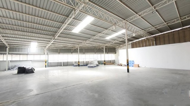 ให้เช่าโกดังโรงงาน พื้นที่อุตสาหกรรม ขอใบ ร.ง. 4 ได้เหมาะสำหรับอุตสาหกรรมเบา คลังสินค้า   ย่านแพรกษา พื้นที่รับน้ำหนัก 2.5 ตันต่่อ ตร.ม.