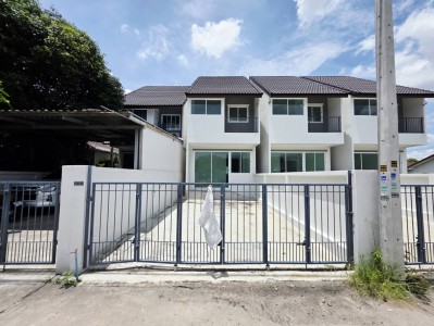 บ้านใหม่มือ1 ขายทาวโฮมท์ 2ชั้น โครงการณัฐชนก ศรีราชา ใกล้มอเตอร์เวย์!!   3 นอน 2 น้ำ 1 ห้องครัว โซนห้องรับแขก จอดรถได้ 2 คัน