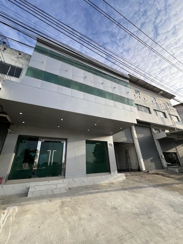 ให้เช่าสำนักงานออฟฟิต พร้อมโกดัง  ตึก 3ชั้น ถ.กิ่งแก้วบางนาตราด ใกล้สนามบิน