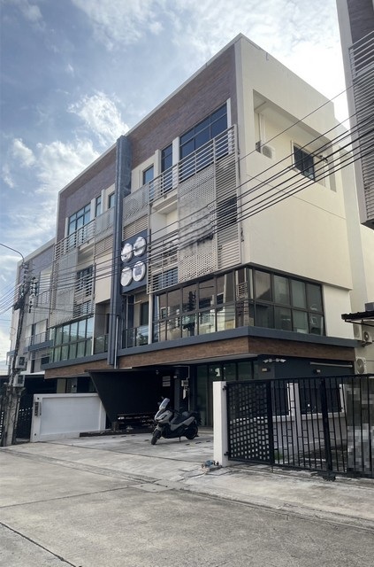 ขาย พร้อมผู้เช่า โฮมออฟฟิศ 4 ชั้น ดิสทริค เอกมัย รามอินทรา DISTRICT รามอินทรา 40 โมเดิร์นออฟฟิศ เดินทางสะดวก เหมาะซื้อทำออฟฟิศและอยู่อาศัย