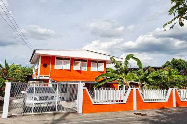 ขาย บ้านซอยรามอินทรา 117  รีโนเวทแล้ว จากปากซอยเพียง 170 ม. ถึงรถไฟฟ้าบางชัน เพียง 500 ม. ทำธุรกิจได้